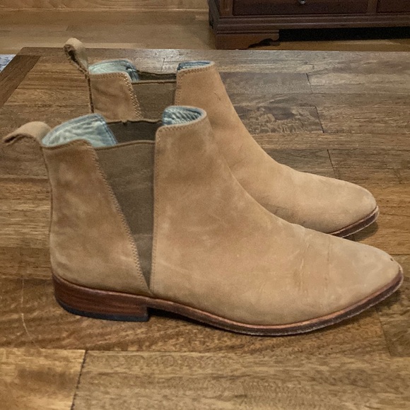 Nisolo Shoes - NISOLO Everyday Chelsea Boot IN Tan Suede